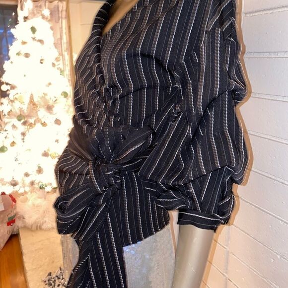 *NWOT stunning Black wrap top w/ fancy balloon sleeves. Perfect LBT versa… - Picture 6 of 9